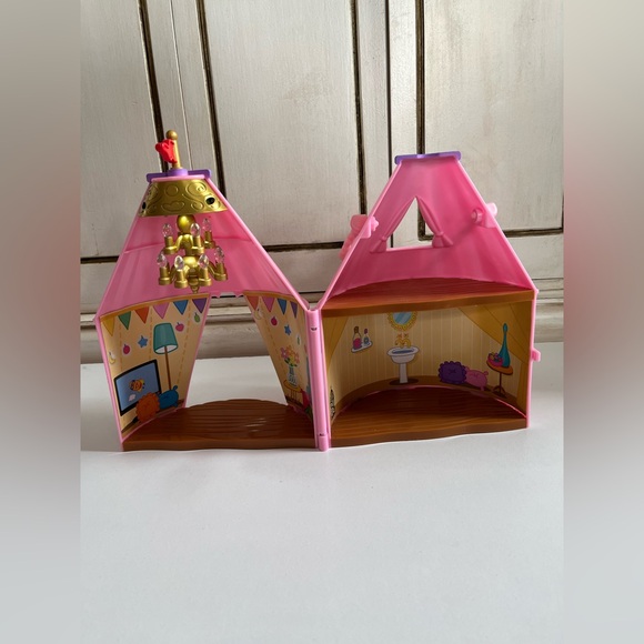 Peppa Pig Peppa Fest Glamping Tent Toy w/light up chandelier take along toy - Picture 1 of 7